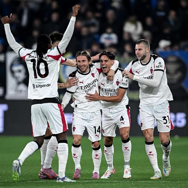 埃基蒂克助攻涉手球争议，主裁观看VAR核查（埃基蒂克助攻引发手球争议，主裁场边观看VAR回放）