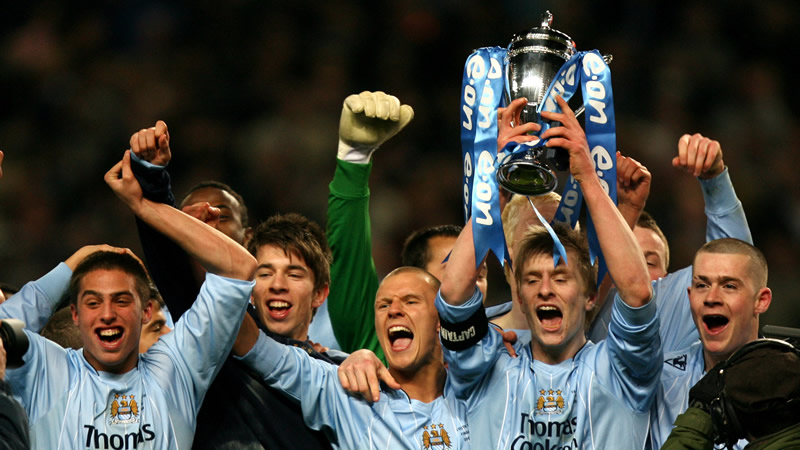 萨勒马克尔斯比赛里与裁判对峙，还被裁判踢了一脚（萨勒马克尔斯赛中与裁判争执，遭裁判一脚踢中）