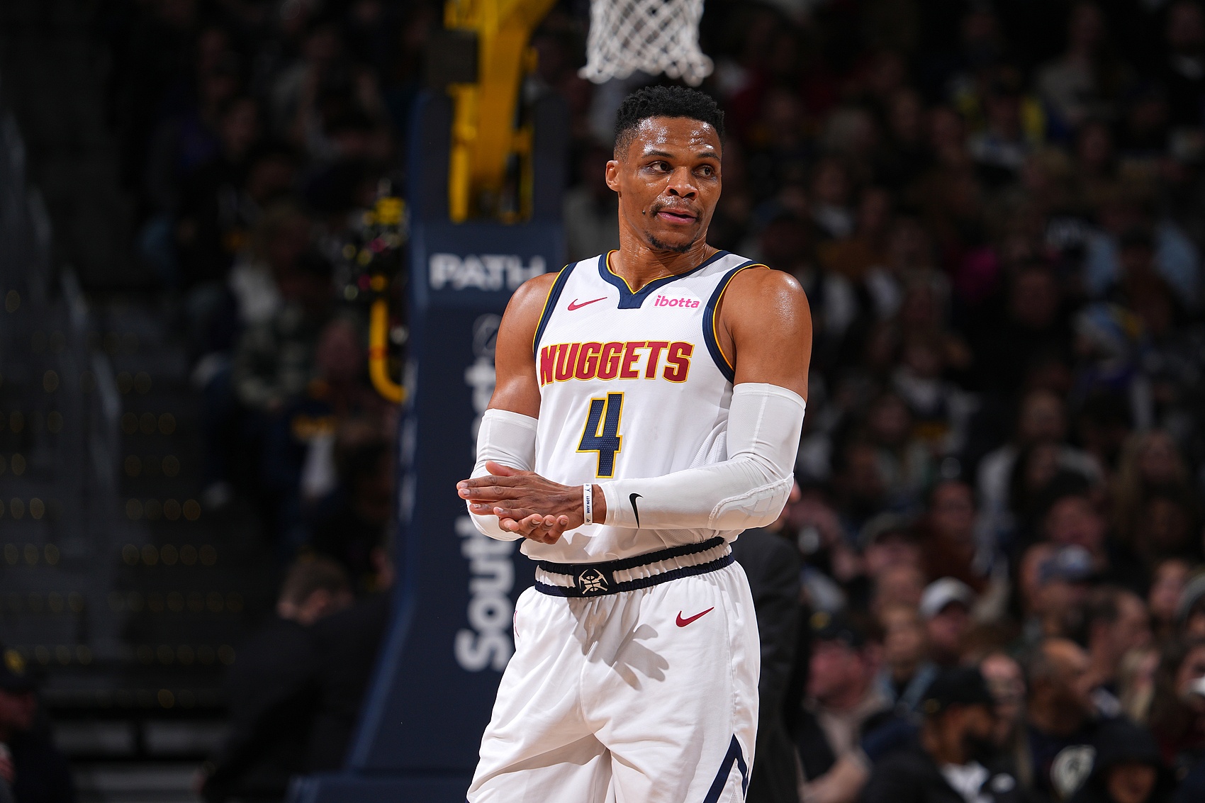 柔佛魔鬼主场绞杀残阵海港 中超冠军恐提前出局（柔佛主场强势压制残阵海港，中超冠军或提前遭淘汰）