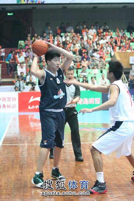 曼联英超赛场精彩抢断反击（曼联英超赛场断球后迅猛反击）