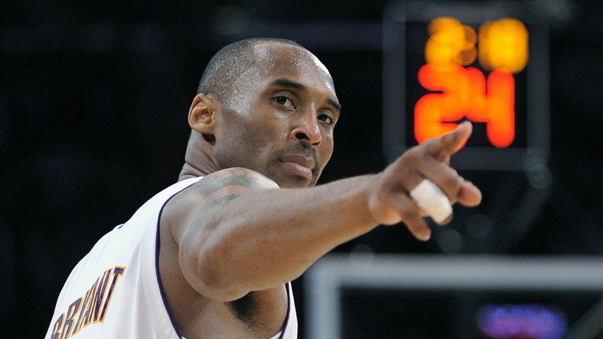 求战心切，安东尼因自己红牌停赛无法出战塞维利亚德比而落泪（红牌停赛无缘塞维利亚德比，求战心切的安东尼落泪）