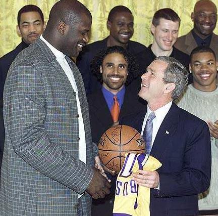 不和谐，太阳报：拜仁球迷在赛前与现场警察和安保发生冲突（赛前风波：太阳报称拜仁球迷与警方及安保人员发生冲突）