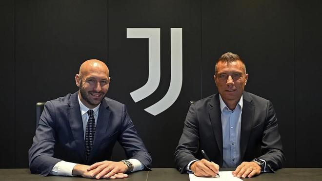 米体：斯帕莱蒂考虑放弃无锋阵，重新启用2名进攻中场+1名中锋（米体：斯帕莱蒂或弃用无锋战术，改用双前腰配单中锋）