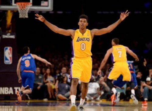 融入巴塞罗那，拉什福德参观巴萨基金会项目与孩子们互动（走进巴塞罗那：拉什福德探访巴萨基金会，与孩子们互动）