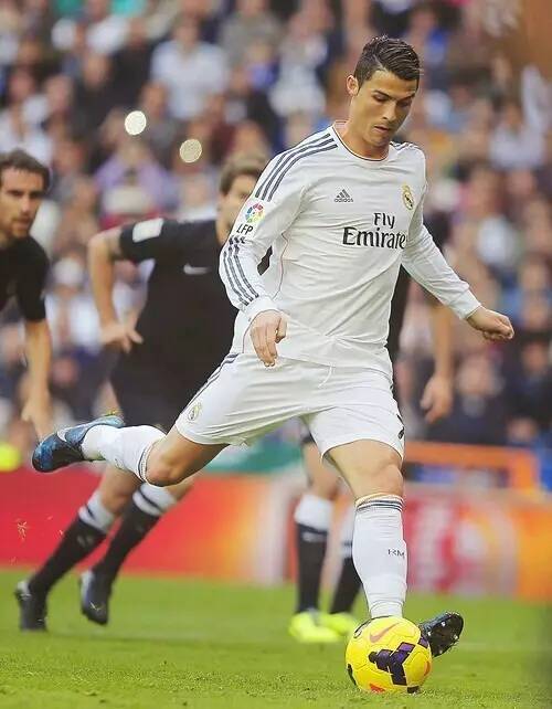 球员受伤倒地，全队围上去