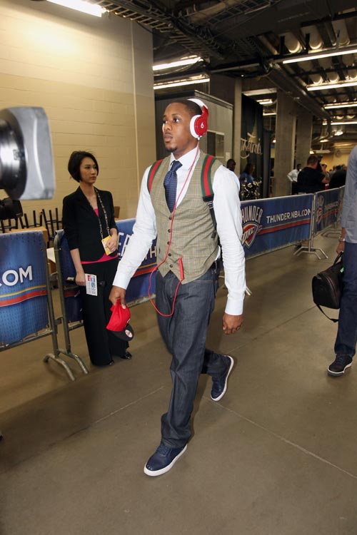 失去双腿的他，每一步都跑出了“不认命”的劲儿！（失去双腿后，他用每一步跑出不向命运低头的力量！）